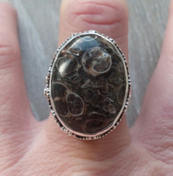 Zilveren ring met Turitella Agaaat in bewerkte setting 18.7 mm